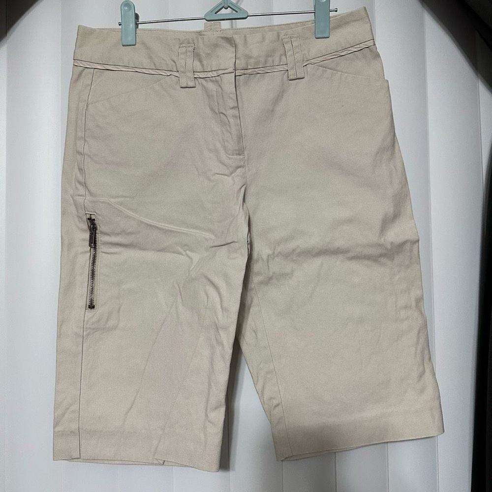 Daisy Fuentes cream capris sorta like cargo style, zippered side pocket on right